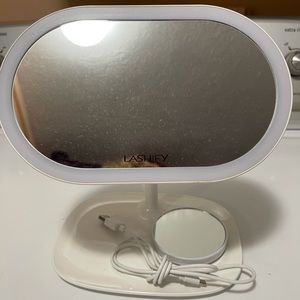 Lashify lighted Mirror